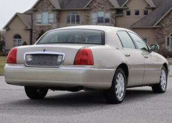 15k-Mile 2006 Lincoln Town Car Signature Limited at No Reserve