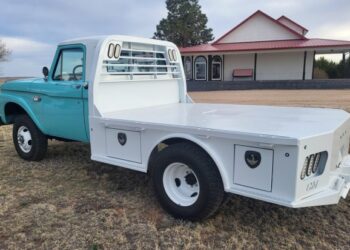1965 Ford F-250 Flatbed 4×4 4-Speed