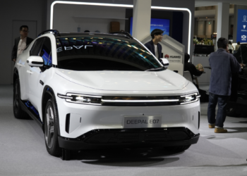 This Electric SUV Turns Into a Pickup Truck at the Press of a Button