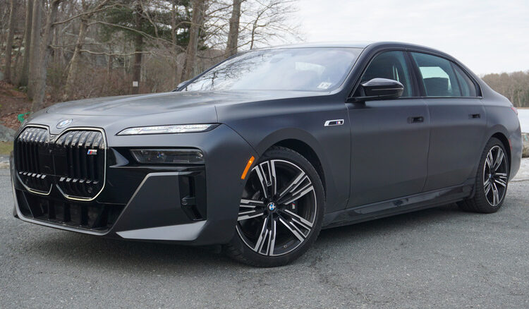 There Are Five Ways To Open The BMW i7’s Doors