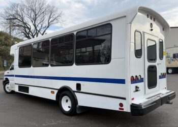 2013 Ford E-450 Super Duty 6.8L V10 Dually 24-Passenger Bus w/Wheelchair Lift at No Reserve