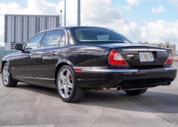 36k-Mile 2007 Jaguar Super V8