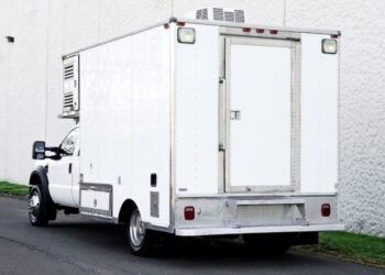 6k-Mile 2008 Ford F-550 Super Duty XL Crew Cab V10 Dually 4×4 Box Truck at No Reserve