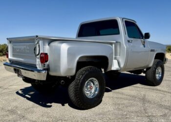 350-Powered 1982 GMC K1500 Sierra Classic 4×4 Fenderside 4-Speed