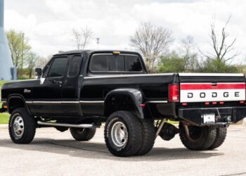 1993 Dodge Ram W350 LE Club Cab Cummins Dually 4×4 5-Speed