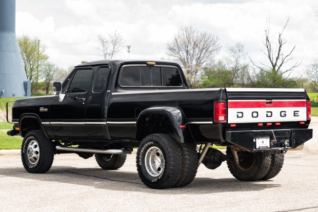 1993 Dodge Ram W350 LE Club Cab Cummins Dually 4×4 5-Speed