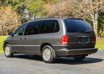 1997 Chrysler Town & Country LXi AWD at No Reserve