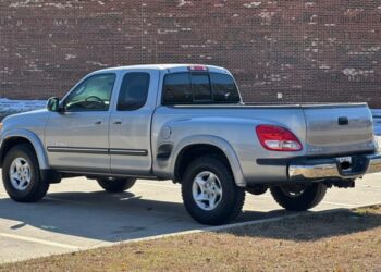 22k-Mile 2003 Toyota Tundra SR5 Stepside V8 4×4