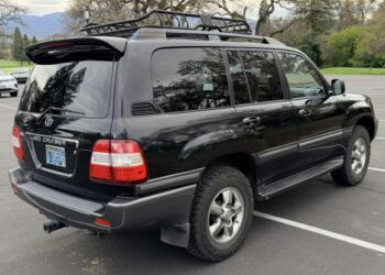 2006 Toyota Land Cruiser UZJ100 at No Reserve