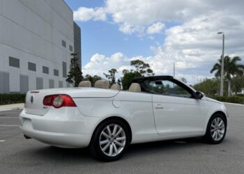 2009 Volkswagen Eos Komfort at No Reserve