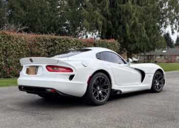 3,200-Mile 2014 SRT Viper
