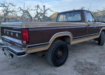 1983 Ford F-250 XL Diesel 4×4 4-Speed at No Reserve