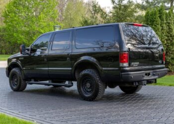 2005 Ford Excursion Limited V10 4×4 at No Reserve
