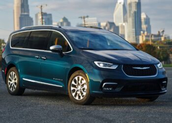 Chrysler Pacifica Hybrid Hit With Lawsuit Over Sudden Engine Shutdown Risk