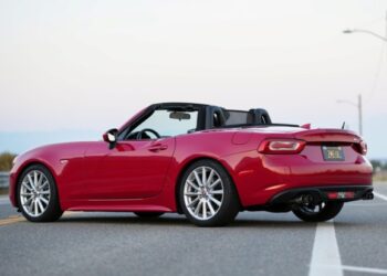 5k-Mile 2020 Fiat 124 Spider Classica 6-Speed