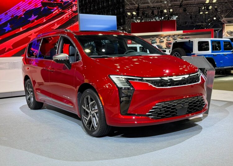 Chrysler Dealers Need a New Model to Sell Beside the Pacifica—and They Need it Yesterday