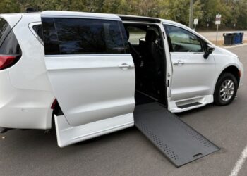 2,800-Mile 2025 Chrysler Pacifica Select Wheelchair Vehicle by RollX Vans