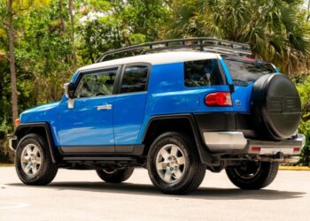 29k-Mile 2007 Toyota FJ Cruiser 6-Speed