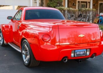 14k-Mile 2005 Chevrolet SSR 6-Speed