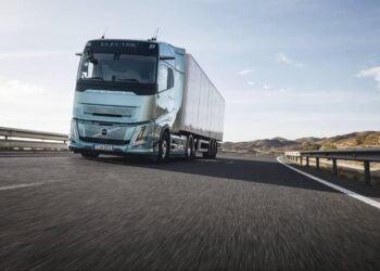 Volvo’s Electric Semi Hits 435 Miles—and Charges in 50 Minutes