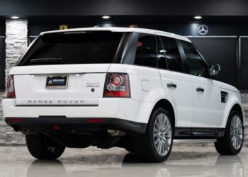 20k-Mile 2011 Land Rover Range Rover Sport HSE