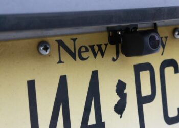 This $199 Gadget Turns Your Rearview Mirror Into a Dash Cam and Backup Camera