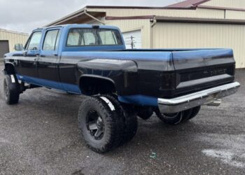 Duramax-Powered 1988 Chevrolet V30 Silverado Crew Cab Dually 4×4 at No Reserve