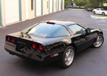 1,600-Mile 1990 Chevrolet Corvette Coupe R9G 6-Speed