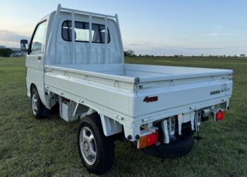 18k-Kilometer 1995 Daihatsu Hijet Dump Truck 4WD 5-Speed at No Reserve