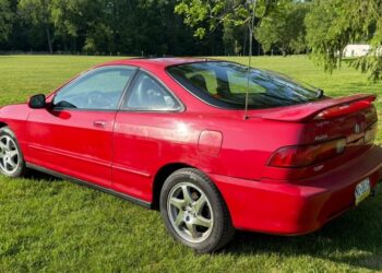 One-Family-Owned 1999 Acura Integra GS-R Hatchback 5-Speed at No Reserve