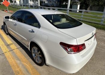 2011 Lexus ES350 at No Reserve