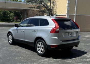 2011 Volvo XC60 3.2 AWD at No Reserve