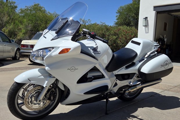 5-Mile 2016 Honda ST1300PA