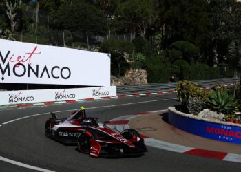 First Formula E win in years for De Vries and Mahindra
