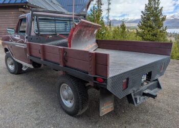 1973 Ford F-250 Ranger Highboy Flatbed 4×4 4-Speed w/Snow Plow at No Reserve