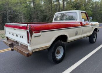 1974 Ford F-250 Ranger Highboy 4×4 4-Speed