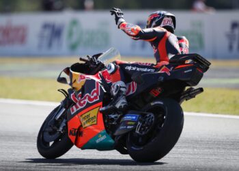 Acosta on pole as Aprilia title duo flounder