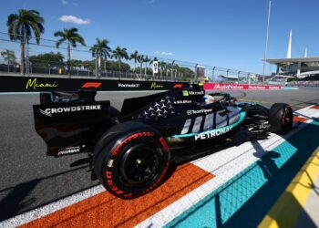 Antonelli survives surprise Verstappen challenge for Miami GP pole