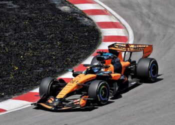 Gary Anderson on the front wing McLaren had to remove