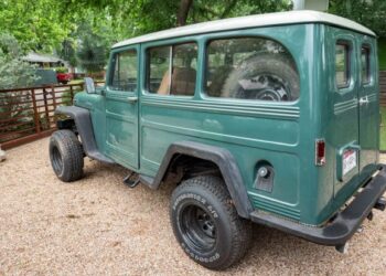 V8-Powered 1963 Willys Jeep Station Wagon 4×4 4-Speed