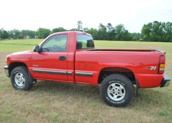 Like-New GMT800 Chevy Silverado Single-Cab Unearthed, and You Can Buy It