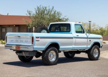 1975 Ford F-250 Custom Highboy 4×4 4-Speed