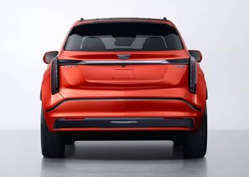 Cadillac’s Aging XT5 Could Get A Plug-In Hybrid Lifeline