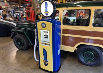 Richfield-Branded Bennett Model 746 Gas Pump at No Reserve
