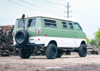Fuel-Injected, 306-Powered 1971 Ford Econoline Sportsmobile Camper Conversion 4×4