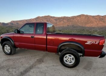 Single-Family-Owned 1998 Chevrolet S-10 LS ZR2 Extended Cab V6 4×4 at No Reserve