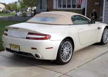 22k-Mile 2009 Aston Martin V8 Vantage Roadster