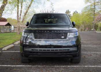 Range Rover SE Plug-In Hybrid Review: Extraordinarily Capable, Just Shy About It