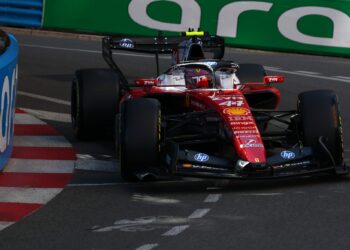 Another Ferrari 1-2 ahead of Verstappen as Norris stops in FP2