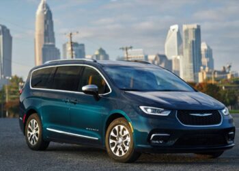 Chrysler Pacifica Hybrid Owners Told to Park Outside After Battery Fires